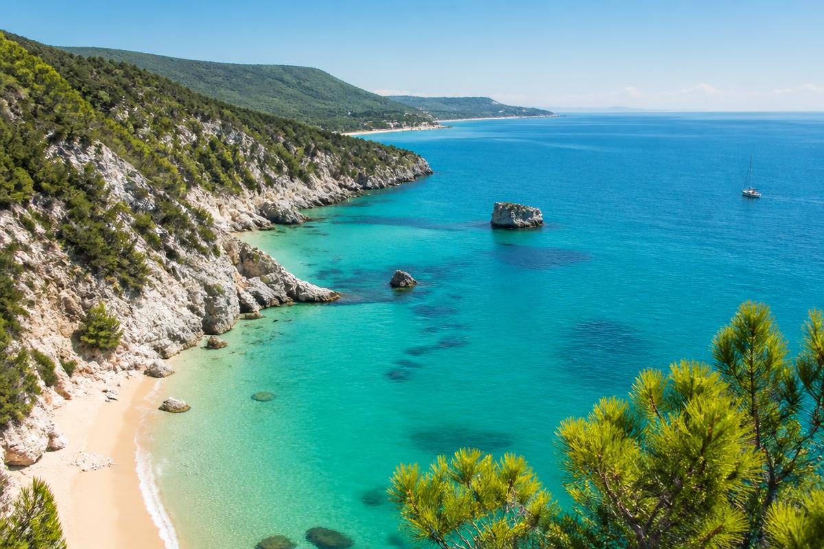 Turquoise sea and cliffs on the Arrábida coast